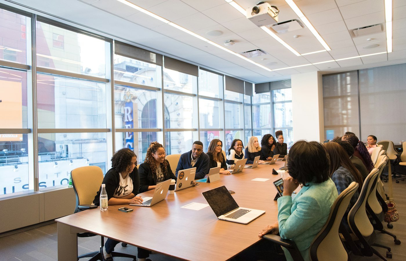 Equipo de profesionales reunido en una oficina luminosa